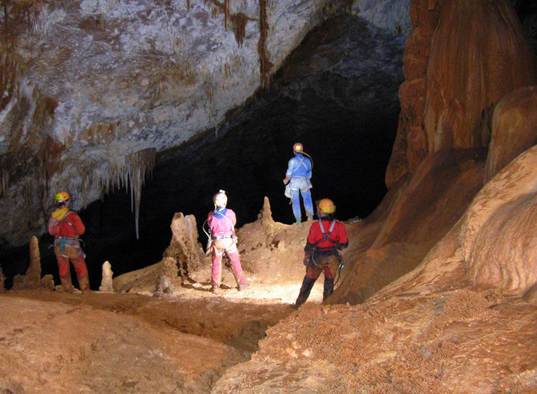 Espeleología en la Cueva de Deba (Gipuzkoa)